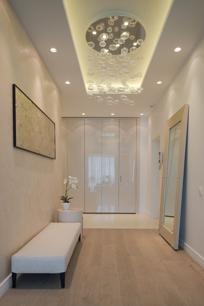 Plafond blanc dans le couloir