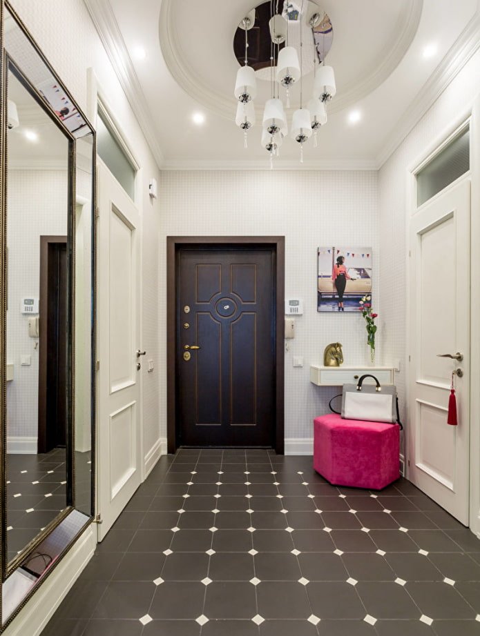Plafond blanc dans le couloir