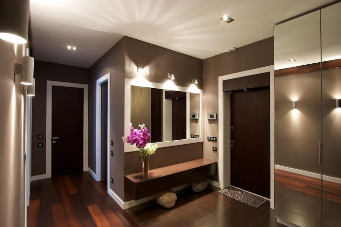 Plafond mat dans le couloir