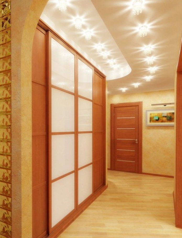 spots au plafond à l'intérieur du couloir