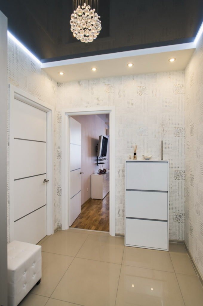 Structure de plafond à deux niveaux dans le couloir