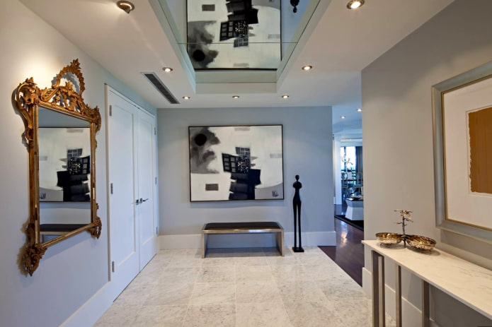 plafond miroir dans l'intérieur du couloir
