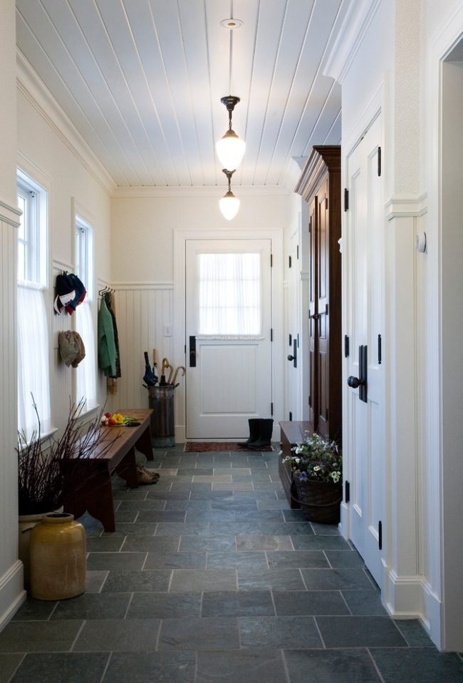 panneaux de plafond en plastique dans le couloir