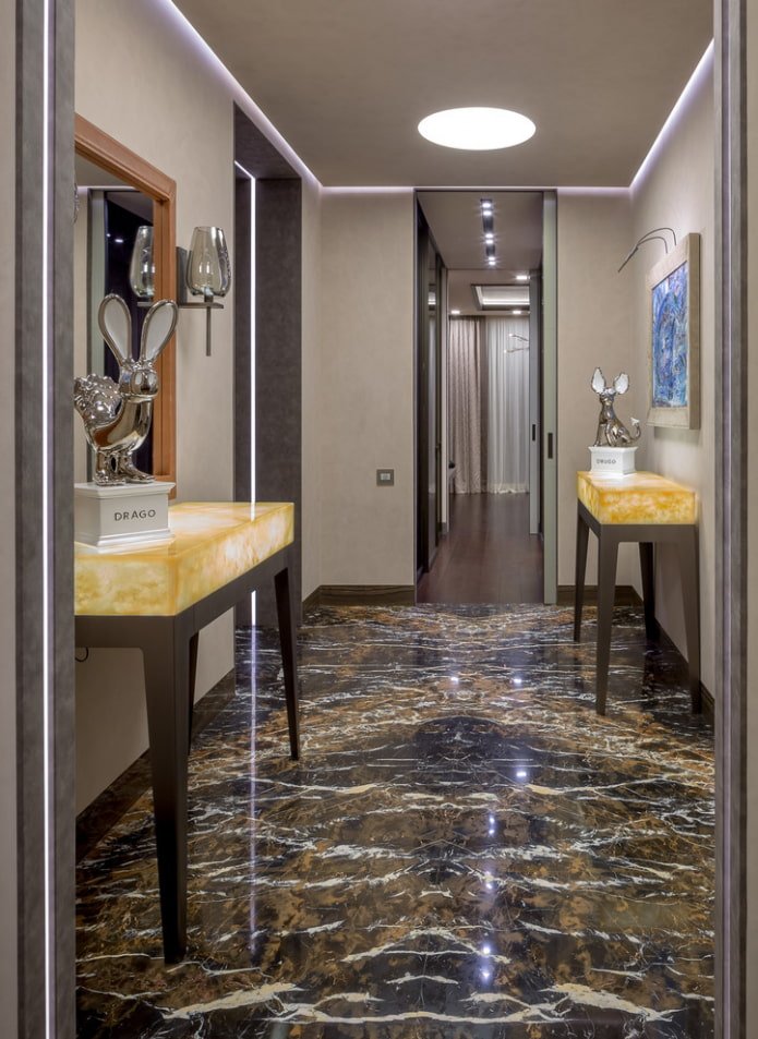Plafond flottant à l'intérieur du couloir