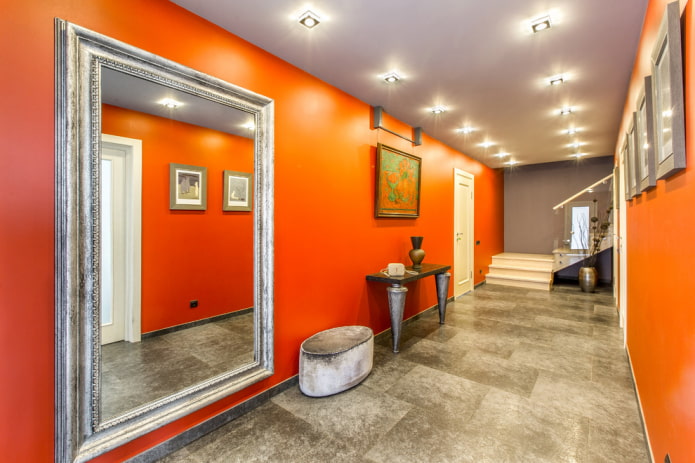 Plafond gris dans un couloir