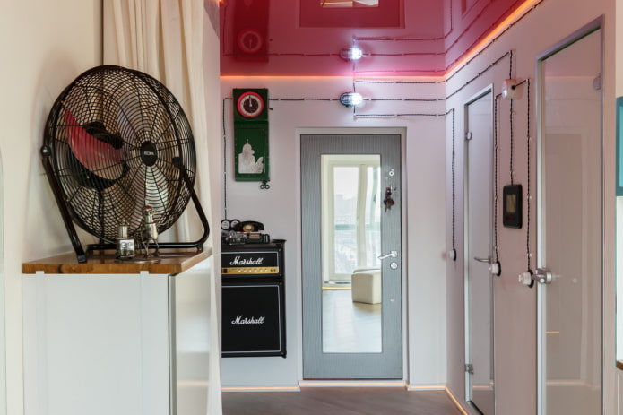 Plafond rouge dans le couloir