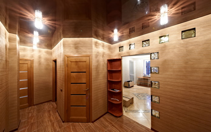 plafond marron dans un couloir