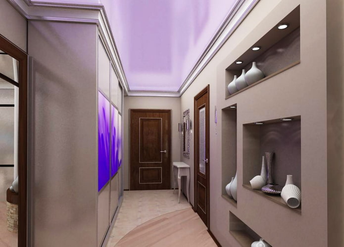 Plafond lilas dans le couloir