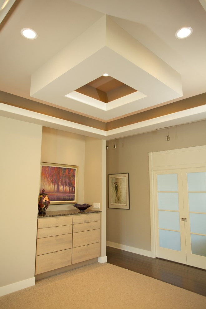 Structure de plafond bouclée dans le couloir