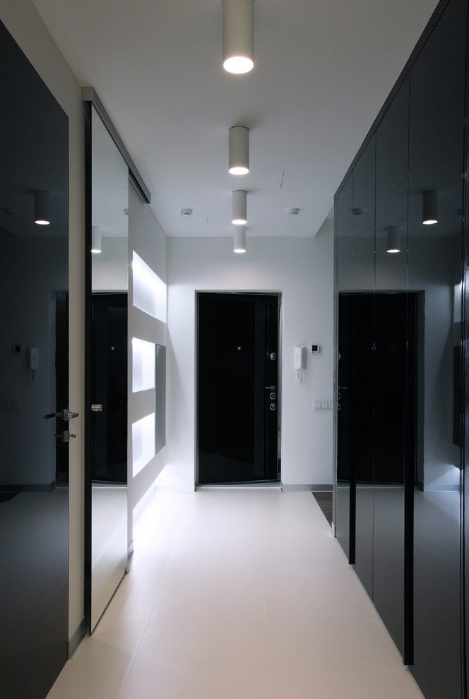 Spots au plafond dans le couloir