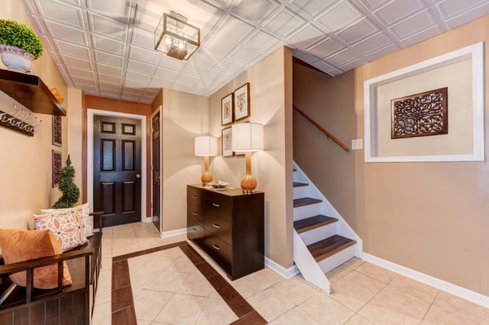 carrelage de plafond à l'intérieur du couloir