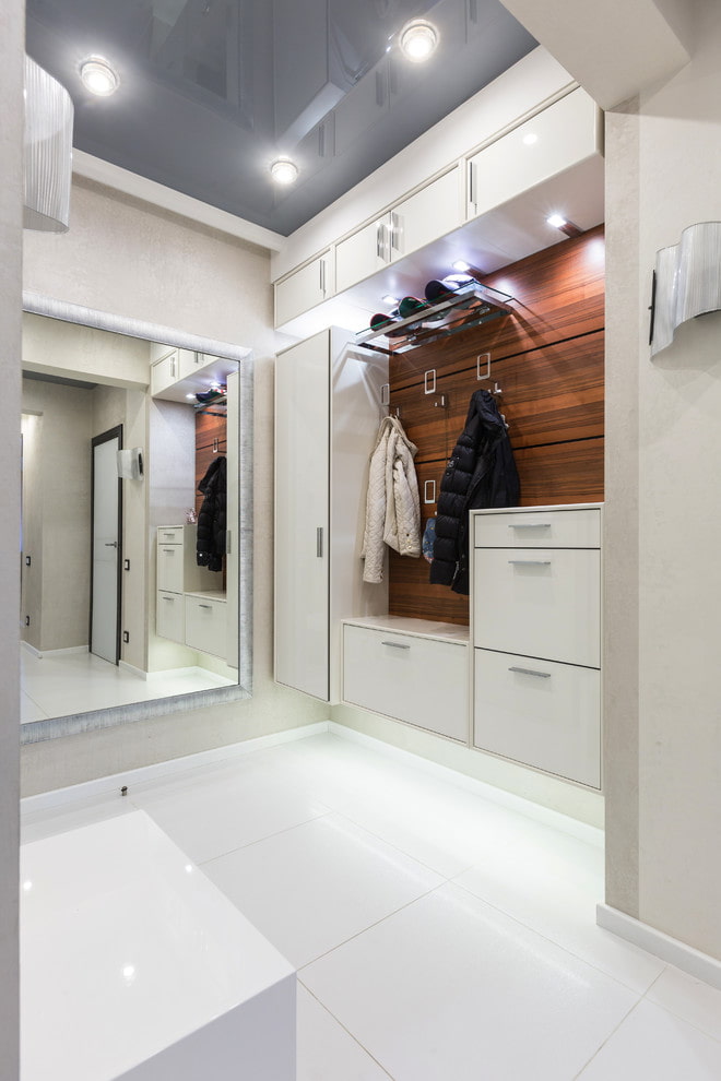 Plafond tendu brillant dans le couloir