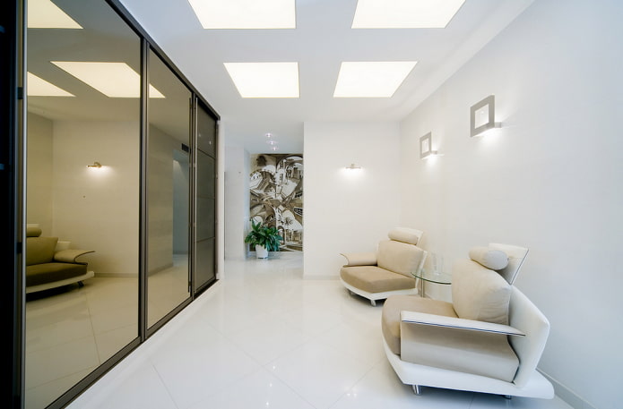 plafond lumineux à l'intérieur du couloir