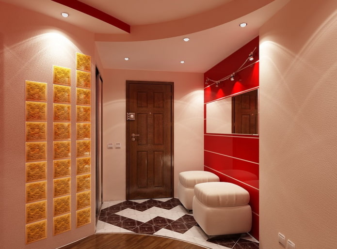 Structure de plafond à plusieurs niveaux dans le couloir