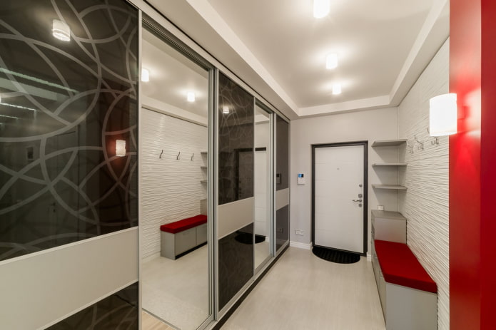Design de plafond dans le couloir de style high-tech