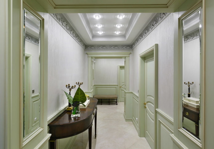 Design de plafond dans le couloir de style néoclassique