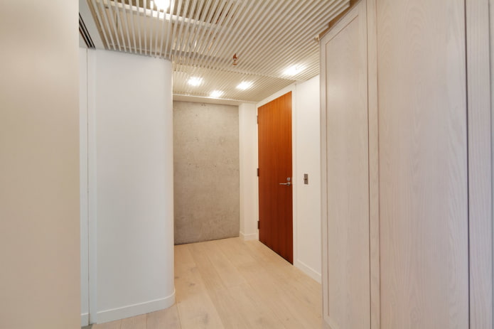 Design de plafond dans le couloir de style loft