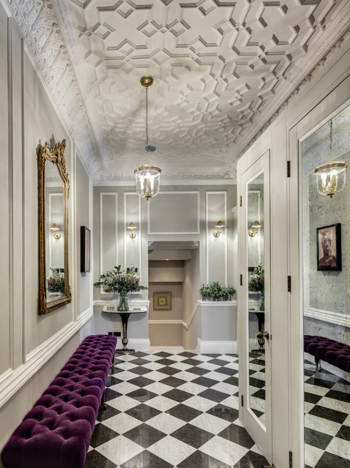 stuc au plafond à l'intérieur du couloir