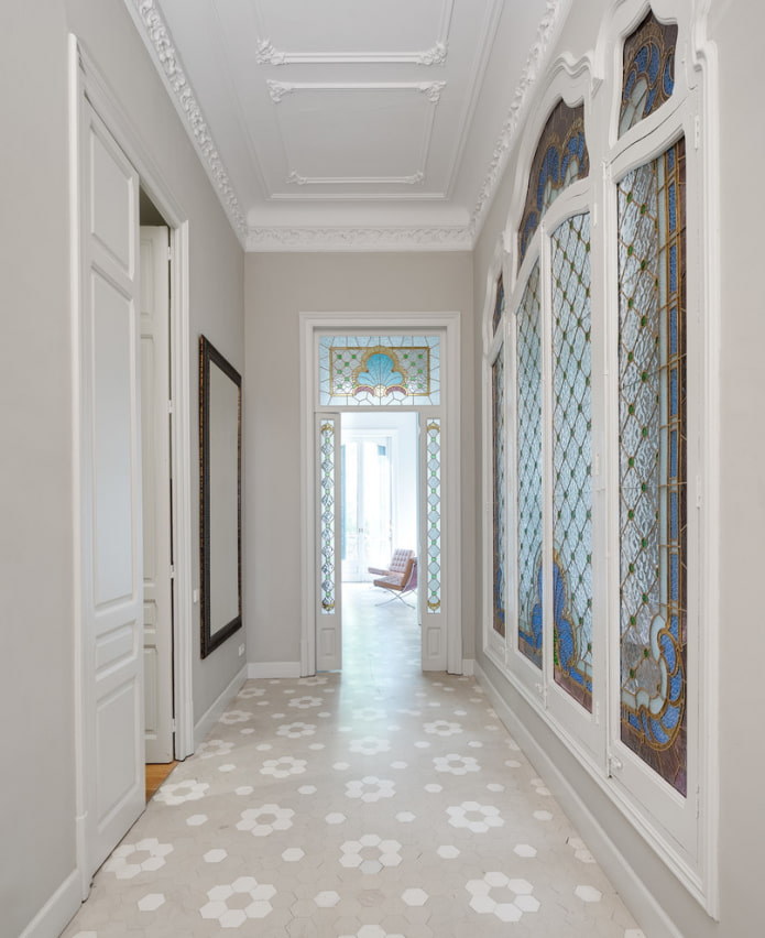 stuc au plafond à l'intérieur du couloir