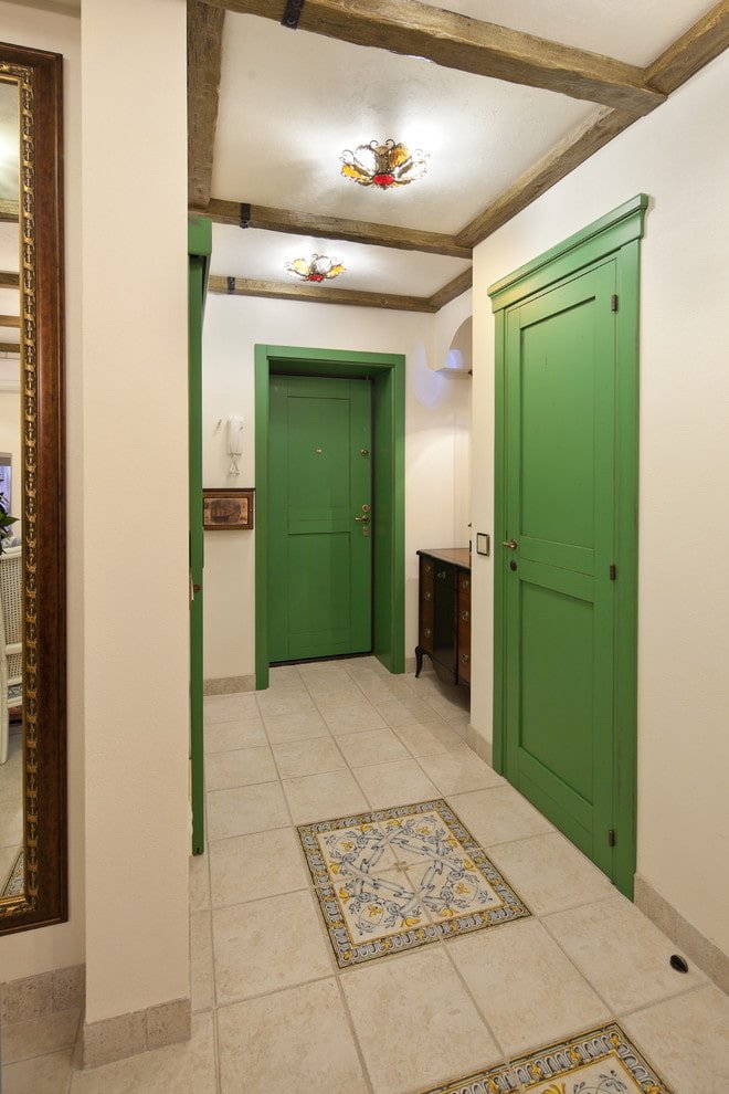 Poutres au plafond dans le couloir