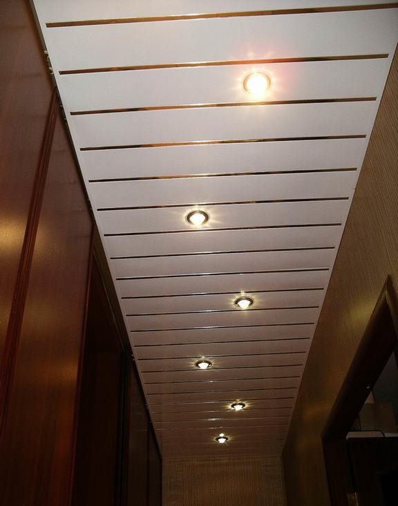 Structure suspendue à lattes dans le couloir