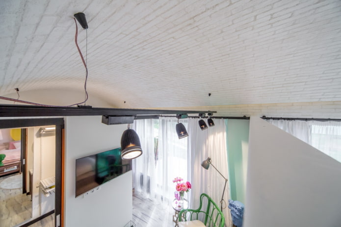 Plafond en briques blanches