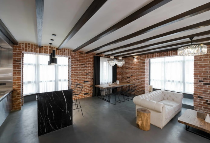 Plafond blanc avec poutres