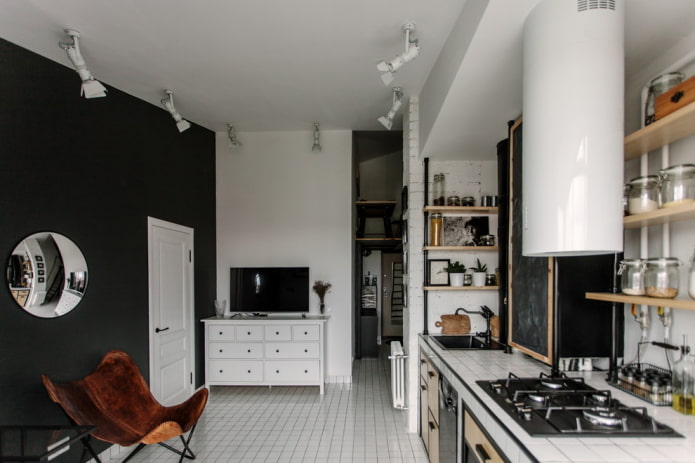 Plafond blanc dans une cuisine avec un plafond bas