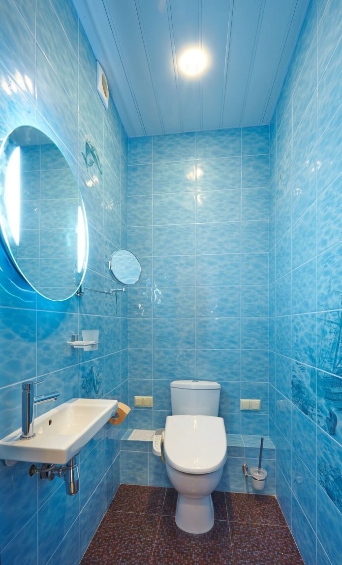 Panneaux de plafond en plastique dans la salle de bain