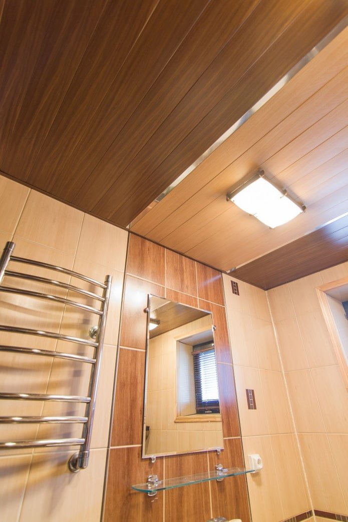 Panneaux de plafond en plastique dans la salle de bain