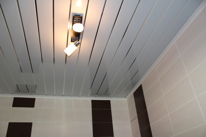 Structure suspendue à lattes dans la salle de bain
