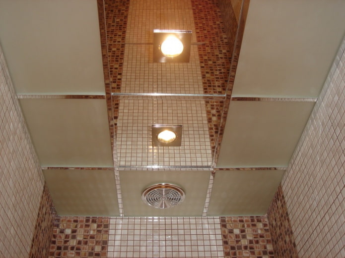 Structure de plafond miroir dans la salle de bain