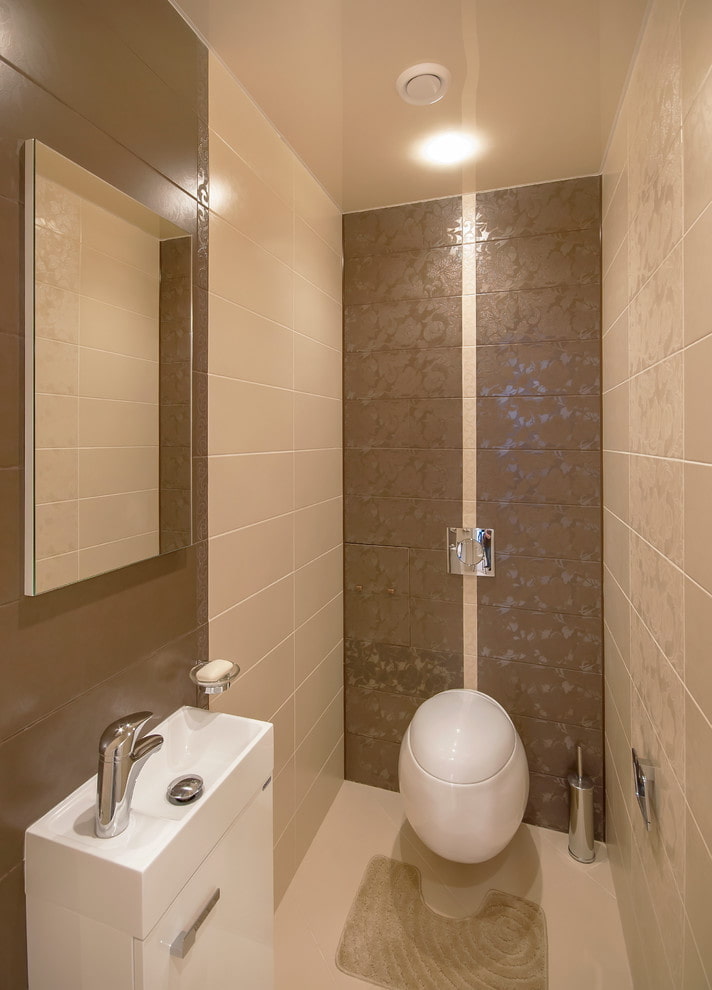 plafond tendu beige dans la salle de bain