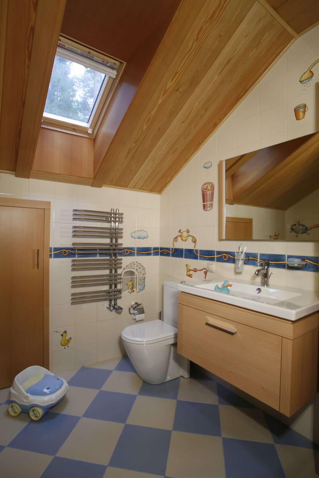 Plafond de la salle de bain mansardée