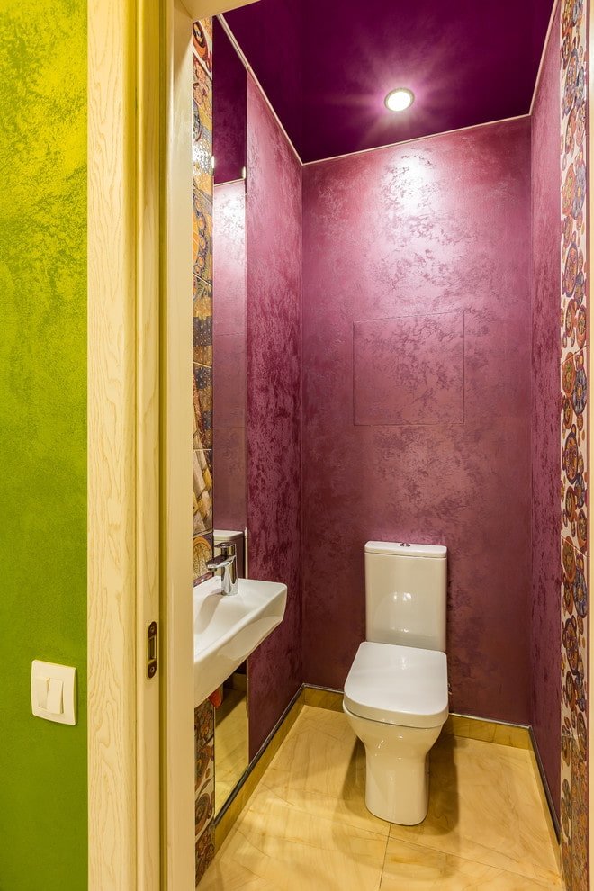 revêtement de plafond violet dans la salle de bain