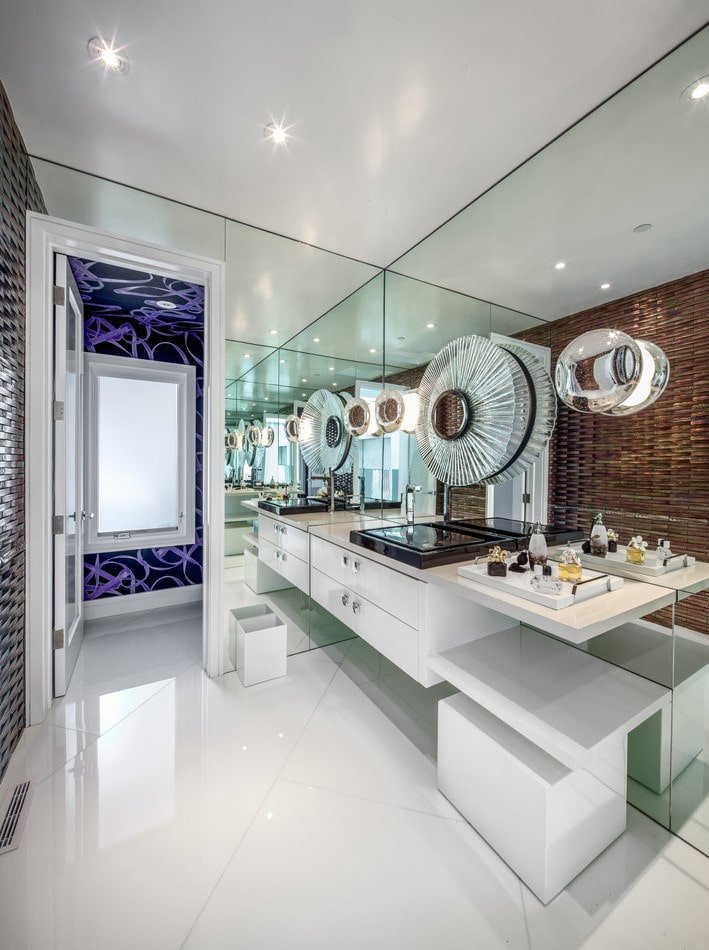 Plafond texturé satiné dans la salle de bain