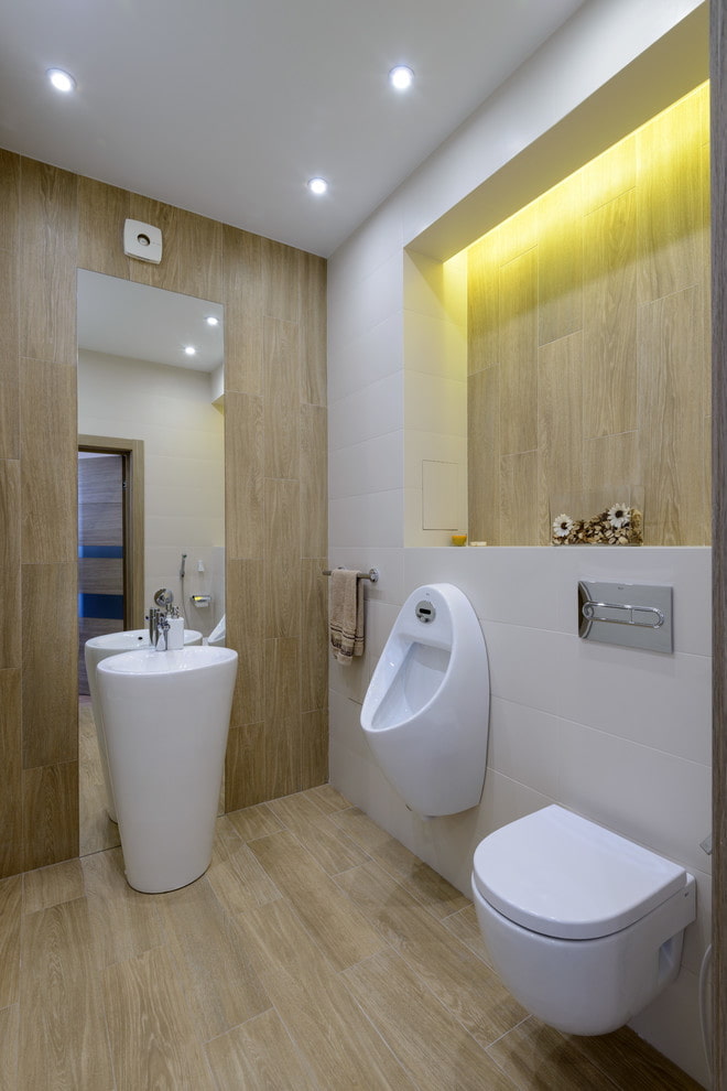 Plafond avec spots dans la salle de bain