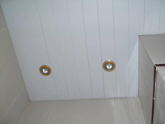 revêtement de plafond dans la salle de bain