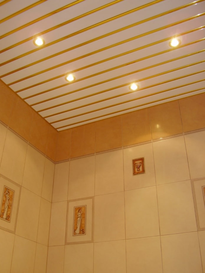 Structure suspendue à lattes dans la salle de bain