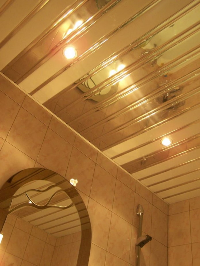 Structure suspendue à lattes dans la salle de bain