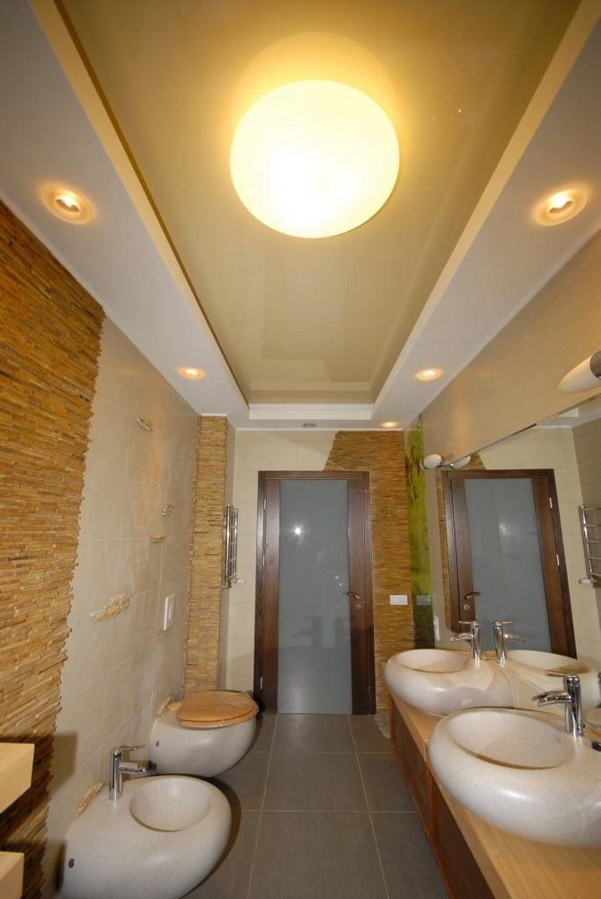 conception à deux niveaux dans la salle de bain