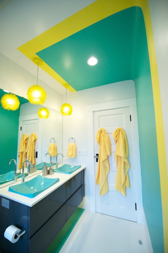 Plafond coloré dans la salle de bain