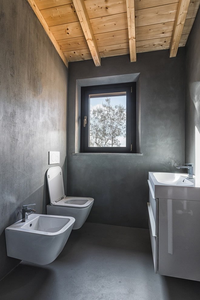 Plafond en bois dans des toilettes de style loft