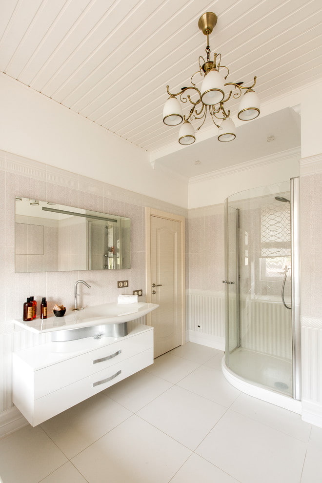 Panneaux de plafond en plastique dans la salle de bain