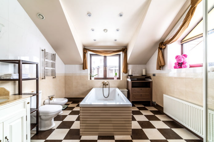 conception de plafond à l'intérieur d'une salle de bain dans le grenier