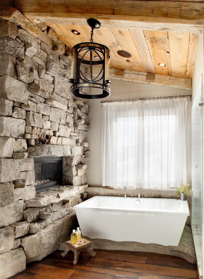 Plafond en bois dans la salle de bain