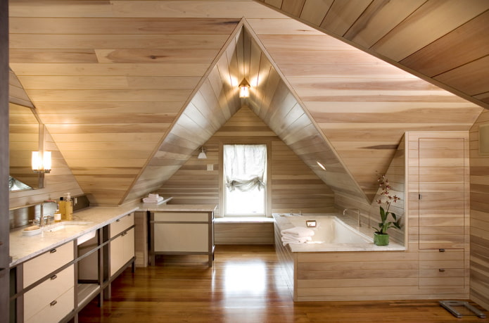 Plafond en bois dans la salle de bain