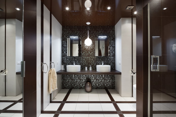 Plafond marron dans la salle de bain