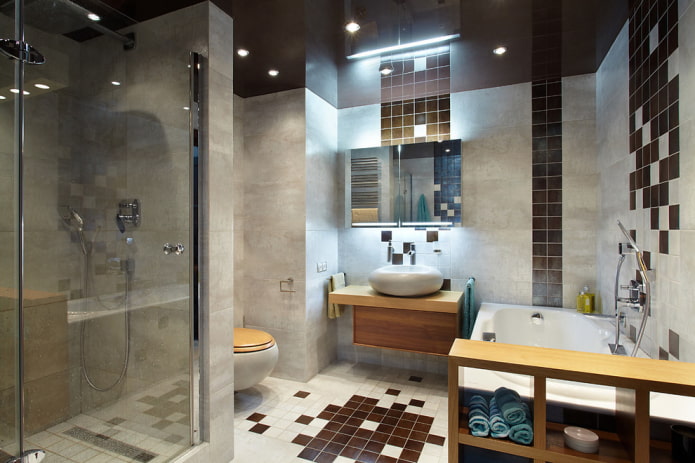 Surface de plafond brillante dans la salle de bain