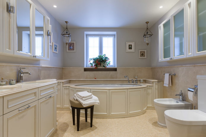 surface de plafond en satin dans la salle de bain
